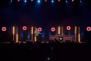 flashPRO auf der Bühne des Programms „Du hast eine Minute – bring uns zum Lachen“!