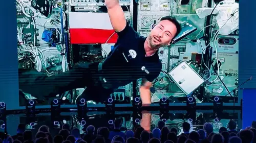 Flash EVENT Solo 200 heads at the event “Poland Reaches for the Stars” with the participation of Dr. Eng. Sławosz Uznański-Wiśniewski