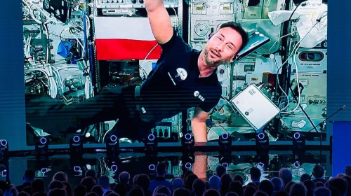 Flash-EVENT-Solo-200-Köpfe bei der Veranstaltung „Polen greift nach den Sternen“ mit Beteiligung von Dr.-Ing. Sławosz Uznański-Wiśniewski