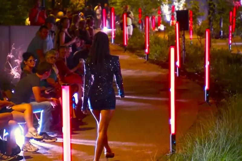 Pokaz Adriana Lewandowskiego podczas OFF Fashion 2026 w świetle urządzeń FLASH-BUTRYM